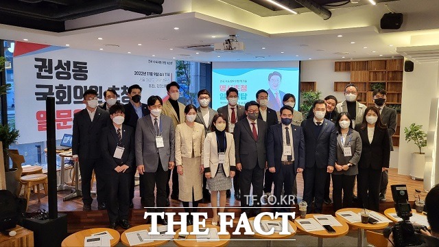 리더스클럽이 9일 서울 여의도의 한 카페에서 전국 시도의원 연합워크숍을 개최했다. 사진은 손수조 대표(앞줄 왼쪽에서 네 번째)와 권성동 국민의힘 의원(앞줄 왼쪽에서 다섯 번째) 등 참석자들이 기념 촬영을 하는 모습. /리더스클럽 제공