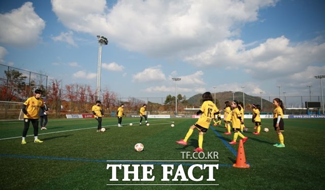 축구교실을 방문해 재능기부를 펼치고 있는 스포츠토토여자축구단의 선수들과 유소녀 축구교실 어린이들이 함께 훈련을 진행하고 있다./스포츠토토코리아 제공