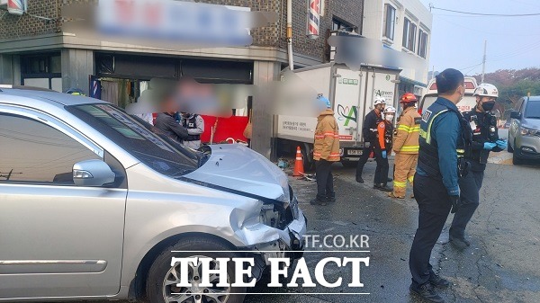 10일 오전 7시 20분쯤 충북 청주시 흥덕구 봉명동에서 60대 A씨가 몰던 1t 화물차가 이발소로 돌진했다. /청주서부소방서.