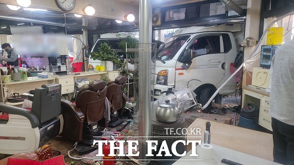 10일 오전 7시 20분쯤 충북 청주시 흥덕구 봉명동에서 60대 A씨가 몰던 1t 화물차가 이발소로 돌진했다. /청주서부소방서.