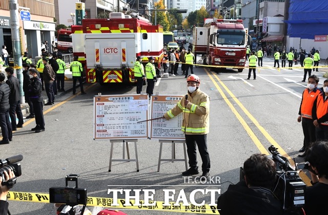 경찰청 특별수사본부가 이태원 핼러윈 참사 관련 서울 용산소방서장과 현장지휘팀장을 입건했다./뉴시스