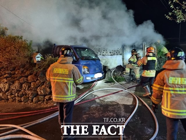 9일 오후 11시50분께 제주시 애월읍 소재 단독주택에서 화재가 발생했다. 다행히 인명피해는 없었다./제주서부소방서 제공