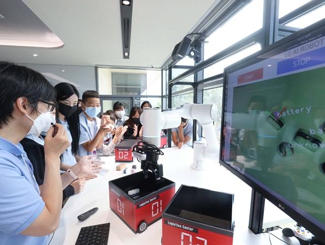 LG디스커버리랩 서울에서 학생들이 시각지능을 활용해 사물을 분류하는 로봇의 원리에 대해 학습하고 있다. /LG 제공