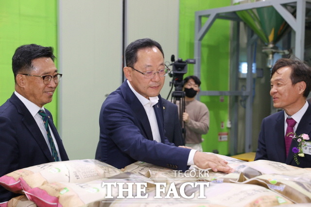 땅끝황토친환경영농조합법인에서 열린 수출 선적식에 참가한 명현관 군수가 수출용 쌀을 살피고 있다/해남군 제공