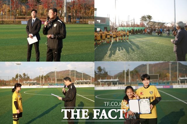 스포츠토토여자축구단의 윤덕여감독과 세종시 축구협회의 김순공회장이 축구교실 수료식을 통해 수료증을 전달하고 있다./스포츠토토코리아 제공
