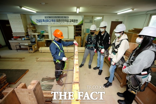 서울 지역 특성화고 67개교가 오는 25일부터 신입생 모집을 시작한다. 사진은 특성화고 학생들이 건설업 특성화고 표준안전작업 교육훈련에서 형틀목공 실습을 하고 있다./뉴시스