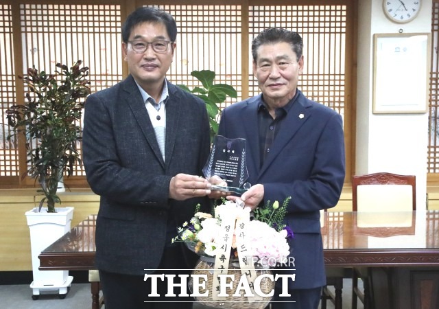 고경윤 의장(우측)은 “시의회 의장으로 생활체육 동호인 축구 활성화를 위해 해야 할 일을 한 것인데 감사패를 주셔서 감사하다”고 말하며 “앞으로도 생활체육 저변확대와 시설 확충을 위해 더욱 노력하겠다”고 감사의 인사를 전했다. / 정읍시의회 제공