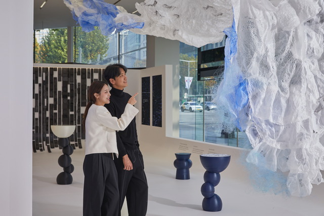 삼성전자가 11일부터 27일까지 서울 강남구 삼성디지털프라자 삼성대치본점에서 자원 순환의 의미를 재해석한 더 웨이브: 순환의 물결 전시회를 개최한다. /삼성전자 제공