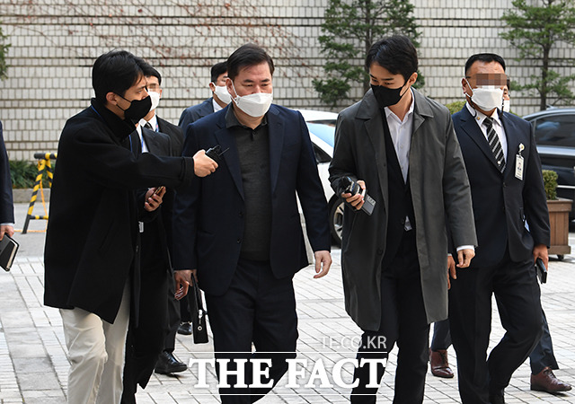 유동규 전 성남도시개발공사 본부장이 11일 오전 서울 서초구 서울중앙지방법원에서 열린 대장동 개발 사업 로비·특혜 의혹 관련 재판을 받기 위해 출석하고 있다. /박헌우 인턴기자