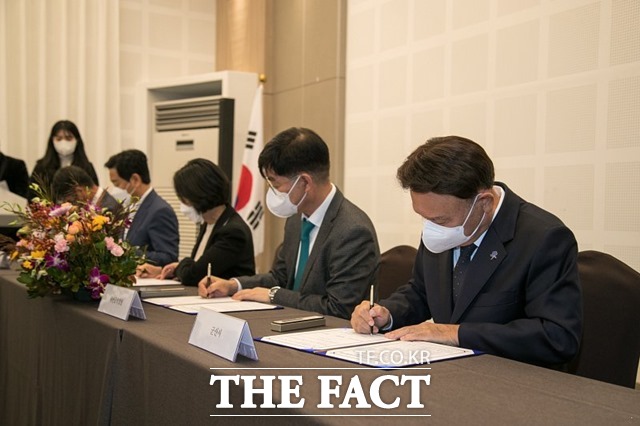 11일 군산시가 새만금개발청, 전북도, 한국농어촌공사 등 관계기관과 함께 대주전자재료(주)의 ‘이차전지 음극소재’제조공장 건립을 위한 투자협약을 체결하고 있다. /군산시 제공