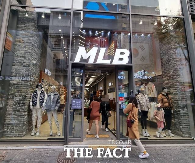 한국 패션 기업 F&F(에프앤에프)의 패션 브랜드 MLB가 국내 브랜드 최초로 중국 시장에서 연간 판매액 1조 원을 넘을 것으로 전망되면서 그 배경에 관심이 쏠린다. /명동=이선영 기자
