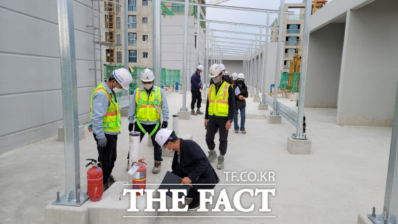 합동점검반이 공사현장 시공 실태 지도점검을 하고 있다. / 대전시 제공