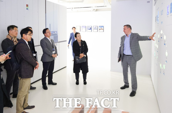 유럽 출장 중인 이장우 대전시장이 10일(현지시간) 극자외선(EUV) 노광장비를 사실상 독점 공급하는 네덜란드 ASML 사를 방문해 협력방안을 모색했다. / 대전시 제공