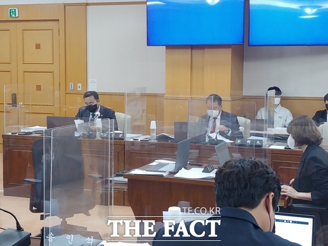 11일 대전시의회 산업건설위원회 행정사무감사에서 송대윤 의원이 자료를 살펴보고 있다. 송 의원 명패가 한자로 써졌다. / 대전=라안일 기자