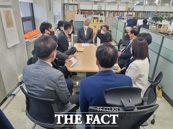 더불어민주당 소속 청주시의원 9명은 11일 문화재청을 찾아 옛 청주시청 본관동에 대한 문화재적 가치 판단을 조속히 해줄 것을 건의했다. /더불어민주당 충북도당.