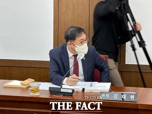 대구시의회 기획행정위원회 김대현 시의원이 행정사무감사에서 질의를 하고 있다. / 대구 = 박성원 기자