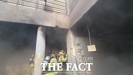 포항 남구보건소 지하에서 불이 나 소방이 화재를 진압 중이다/포항남부소방서 제공