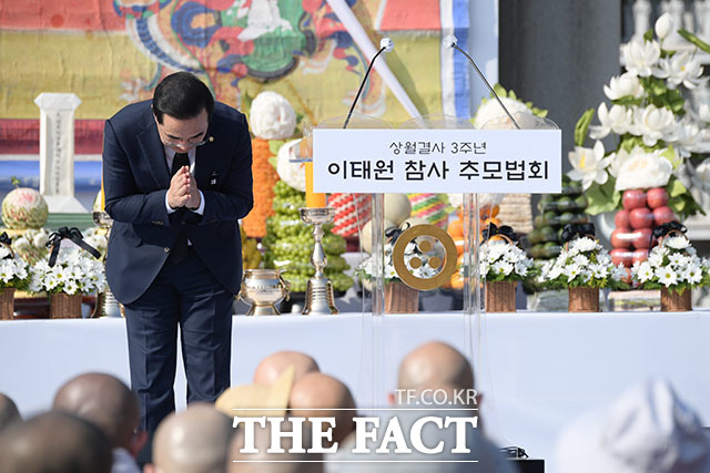 추모사 앞서 인사하는 박홍근 원내대표.