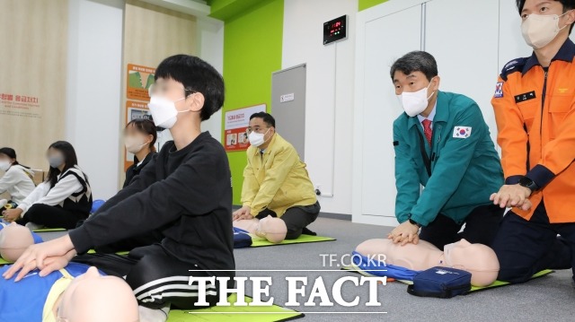 교육부가 이태원 참사에 관련 학생들에 대한 후속 지원을 강화한다. 사진은 이주호 사회부총리 겸 교육부 장관./뉴시스