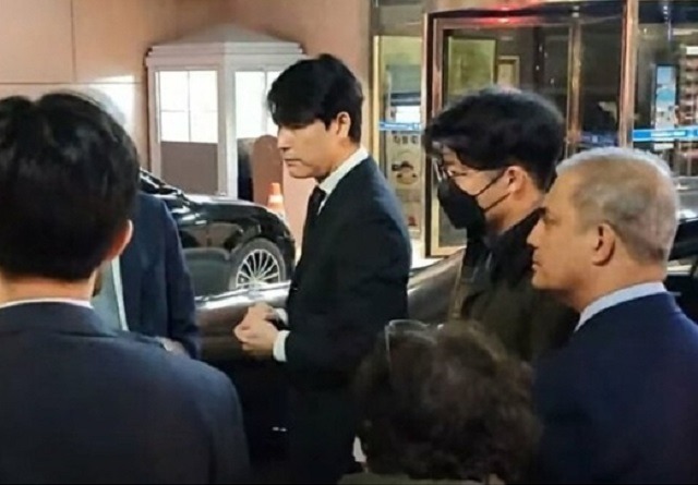 11일 온라인 커뮤니티 등에 게재된 글에 따르면 배우 정우성(왼쪽에서 두 번째)이 전날 저녁 옷을 갖춰 입고 이태원 추모 현장을 찾아 애도하고 있다. /온라인 커뮤니티 캡처