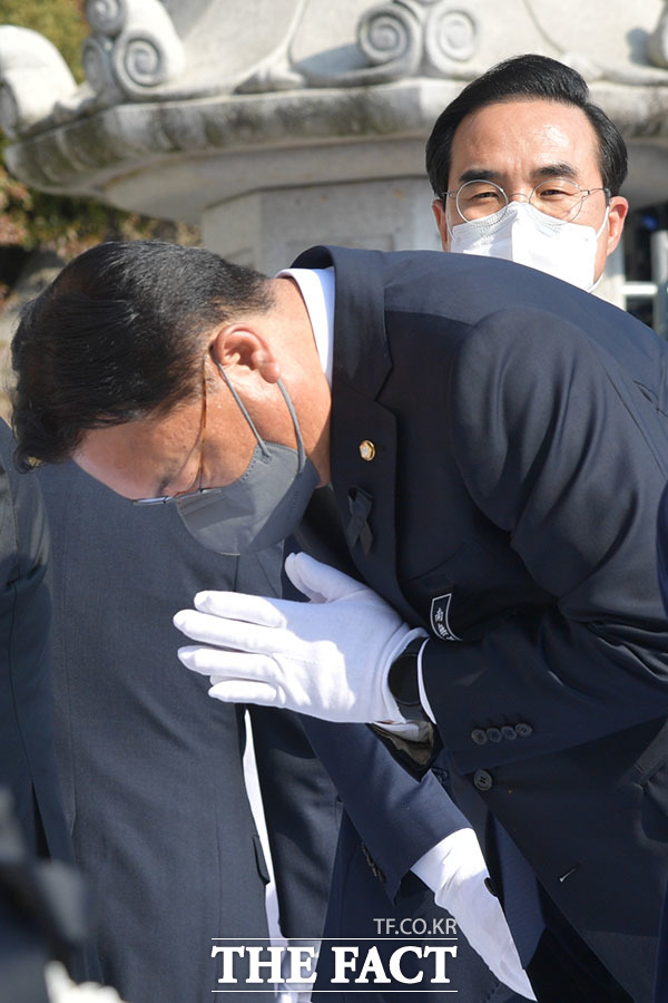 헌화와 추모를 먼저 마친 박홍근 원내대표가 정진석 위원장을 바라보고 있다.