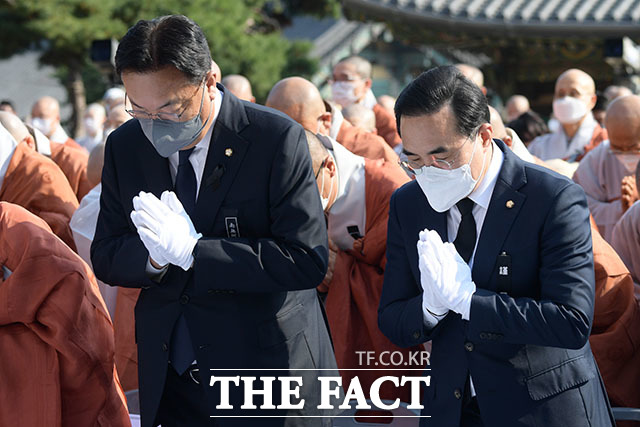 봉은사 찾은 정진석 국민의힘 비상대책위원장(왼쪽)과 박홍근 더불어민주당 원내대표.