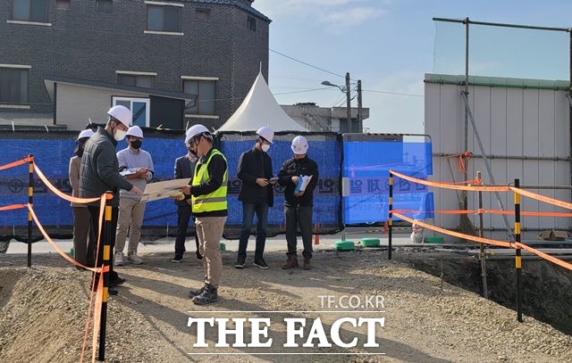 11일 전북 익산시 감사위원회가 관내 2억 원 이상 건설 공사 현장을 찾아 현장을 점검하고 있다. /익산시 제공