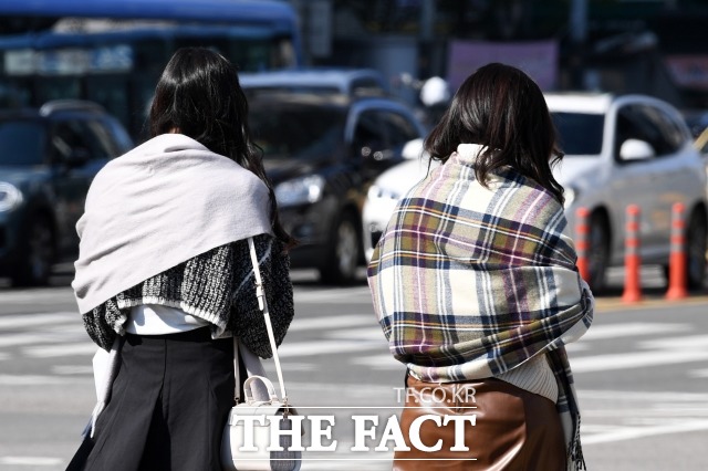 아침까지 기온은 평년보다 높겠으나 비가 그친 후 뚝 떨어지겠다. 낮 기온은 전날보다 5도 이상 낮고 바람도 강하게 불어 체감온도는 더욱 낮다. /더팩트 DB