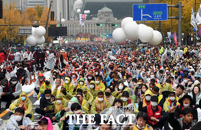 주말인 12일 노동단체가 서울 도심에서 대규모 집회를 개최했다. 보수·진보단체의 맞불 집회까지 동시에 열리면서 일대엔 교통 혼잡이 빚어졌다./임영무 기자
