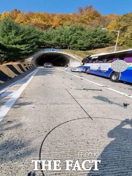 경북 청도군 청도읍 유호리의 중앙고속도로 대구 방향 55km 지점에서 4중 추돌사고가 났다./경북소방본부 제공