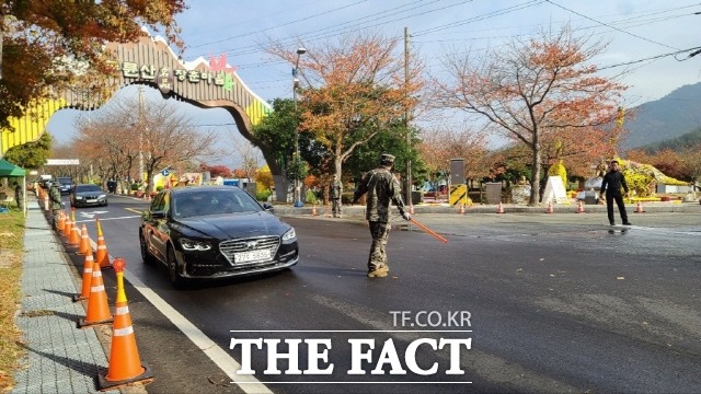 해남군해병전우회의 교통정리 현장/최영남 기자