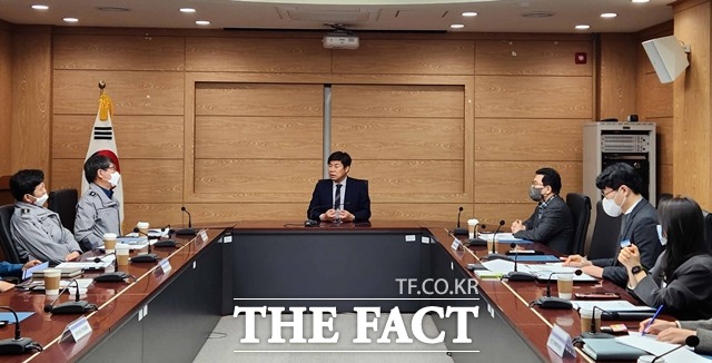 천안교육지원청 박종덕 교육장이 유관기관과 함께 수능 비상대응체계 구축을 위한 회의를 하고 있다. / 천안교육지원청 제공