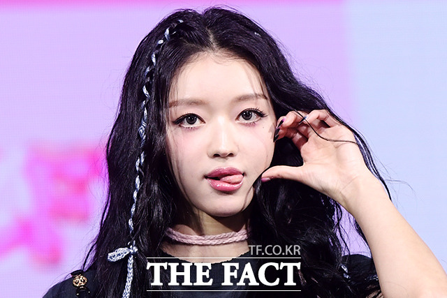 그룹 오마이걸의 유아가 14일 오후 서울 광진구 예스24 라이브홀에서 2집 미니앨범 셀피시(SELFISH) 미디어 쇼케이스를 열고 포토타임을 갖고 있다. /이선화 기자