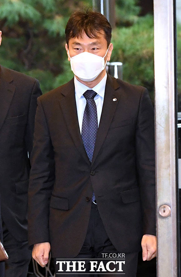 이복현 금융감독원장이 14일 오전 서울 중구 명동 은행회관에서 열리는 은행금융지주 이사회 의장들과의 간담회에 참석하고 있다. /남용희 기자