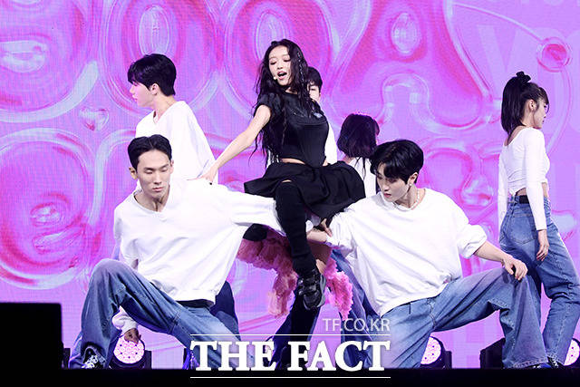 [더팩트｜이선화 기자] 그룹 오마이걸의 유아가 14일 오후 서울 광진구 예스24 라이브홀에서 2집 미니앨범 셀피시(SELFISH) 미디어 쇼케이스를 열고 화려한 무대를 펼치고 있다.