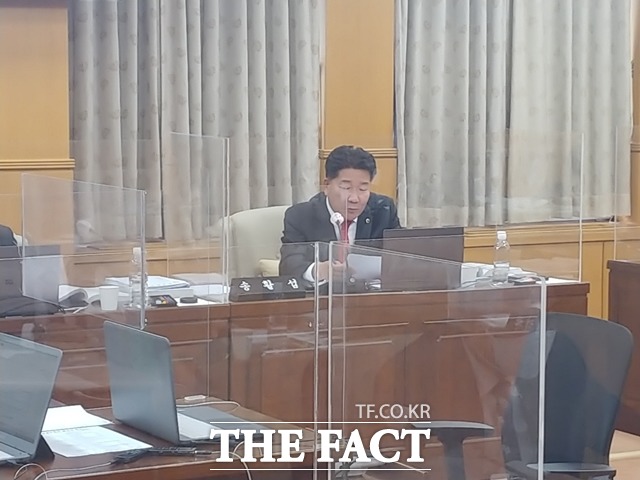 14일 대전시의회 산업건설위원회 행정사무감사에서 송활섭 의원이 질의하고 있다. / 대전=라안일 기자