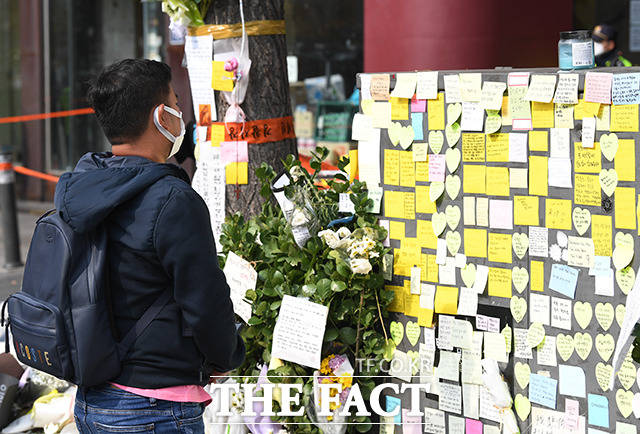 서울 용산구 이태원 참사를 기리는 추모 현장을 찾은 외국인이 희생자들을 추모하는 쪽지를 읽고 있다. /박헌우 인턴기자