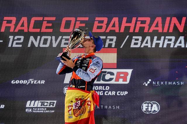BRC 현대 N 스쿼드라 코르세팀 미켈 아즈코나 선수가11일부터 12일까지 바레인 사키르 사막에 위치한 바레인 국제 서킷에서 개최된 2022 WTCR 바레인 대회에서 우승을 차지하고 기뻐하는 모습. /현대차 제공