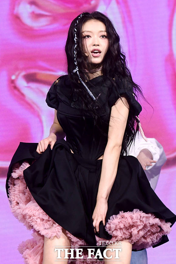 그룹 오마이걸의 유아가 14일 오후 서울 광진구 예스24 라이브홀에서 솔로 2집 미니앨범 셀피시(SELFISH) 미디어 쇼케이스를 열고 화려한 무대를 펼치고 있다. /이선화 기자