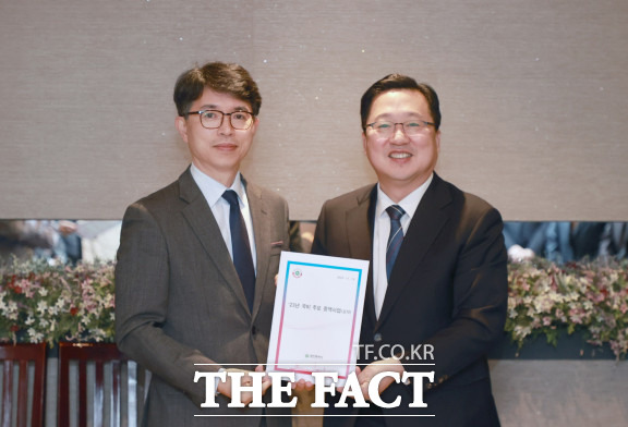 왼쪽부터 김완섭 기재부 예산실장과 이장우 대전시장 / 대전시 제공
