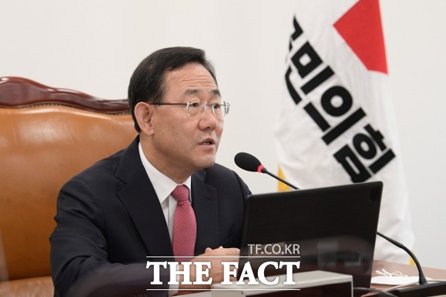 주호영 국민의힘 원내대표는 15일 국회에서 열린 원내대책회의에서 더불어민주당을 향해 김 여사의 해외 봉사활동 사진을 두고 빈곤 포르노라고 주장한 장경태 최고위원에 대해 징계를 촉구했다. /남윤호 기자