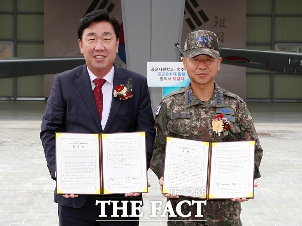 충북 청주시와 공군사관학교는 15일 항공기 전시장에서 항공기 문화재 보존 및 활용 활성화 등 내용이 담긴 업무협약을 맺었다. /청주시.