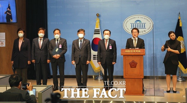 전국시도교육감협의회 회장인 조희연 서울교육감이 기자회견을 하고 있다. / 충남교육청 제공