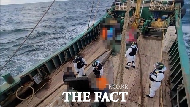 제주해경은 14일 오후 입출역 통보를 하지 않은 채 대한민국 배타적경제수역에서 불법조업하던 중국어선 A호(216t, 쌍타망, 승선원 9명)를 나포했다./제주해양경찰서 제공