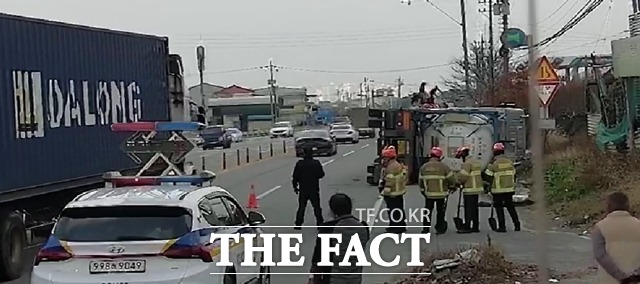 천안 성환읍 한 도로에서 탱크로리가 넘어져 수산화나트륨이 누출됐다. / 독자제공