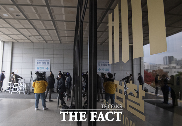 정진상 더불어민주당 대표실 정책조정실장이 15일 오전 서울 서초구 서울중앙지방검찰청에 비공개로 출석한 가운데 취재진들이 대기하고 있다. /박헌우 인턴기자