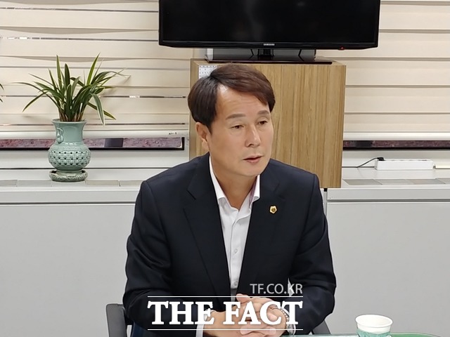 15일 대전시의회 기자실에서 이상래 의장이 2027 하계유니버시아드대회 충청권 유치 과정에 대해 설명하고 있다. / 대전=라안일 기자