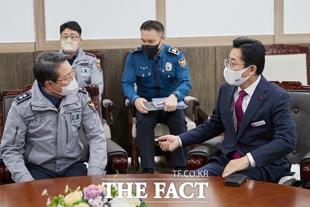 박경귀 아산시장이 송병일 경찰인재개발원장을 만나 국립경찰병원 분원 아산 유치를 위해 힘써줄 것을 요청하고 있다. / 아산시 제공