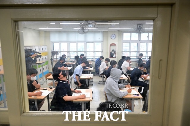 2023학년도 대학수학능력시험 6월 모의고사가 열린 당시 서울 용산고등학교에서 3학년 학생들이 시험에 앞서 자습을 하고 있는 모습. /이새롬 기자