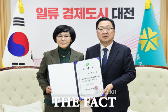 왼쪽부터 김인식 신임 대전사회서비스원장과 이장우 시장 / 대전시 제공